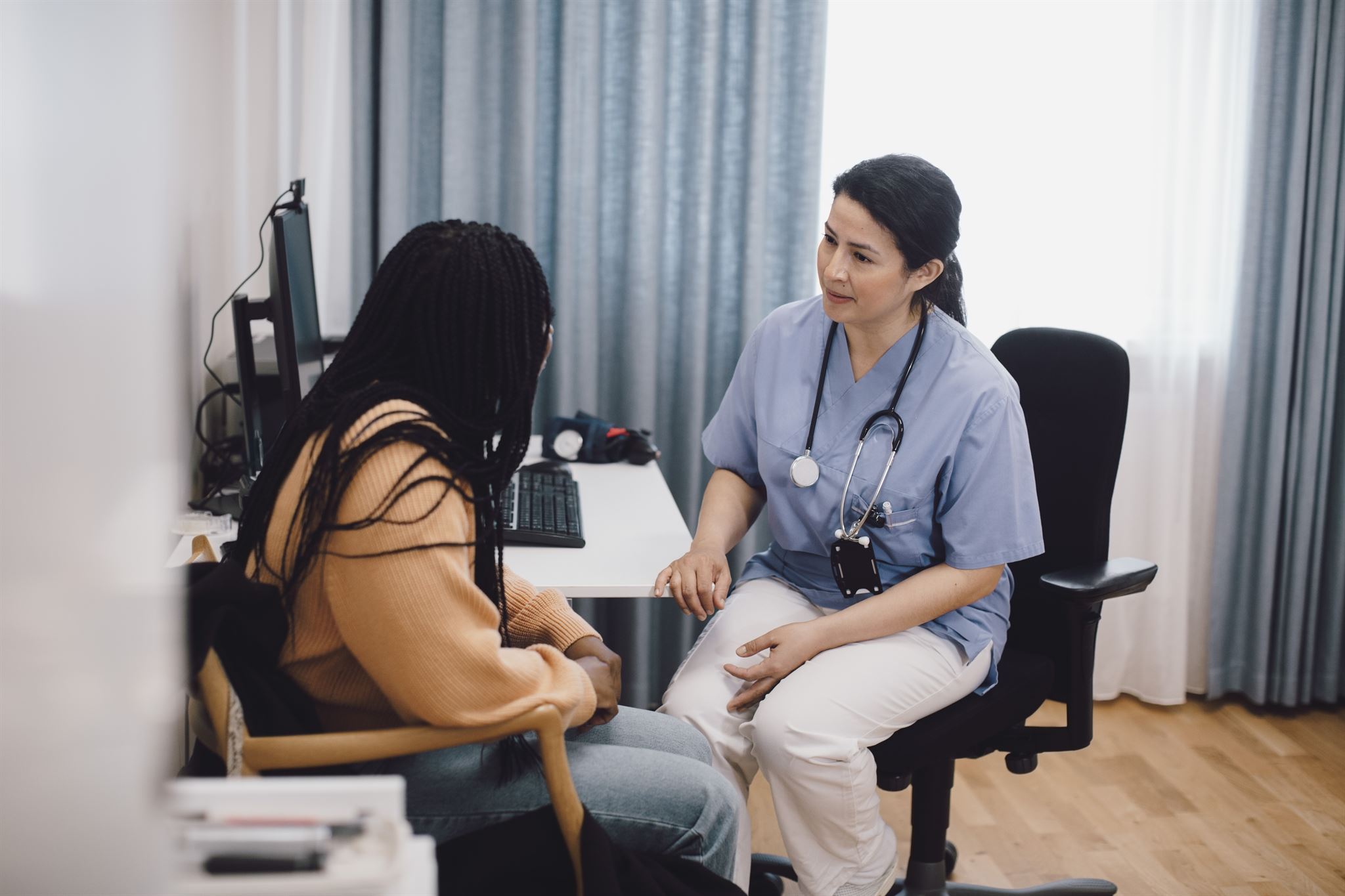 Healthcare-worker-speaking-with-patient